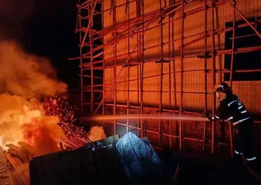 一木材加工厂深夜突发大火(图1)