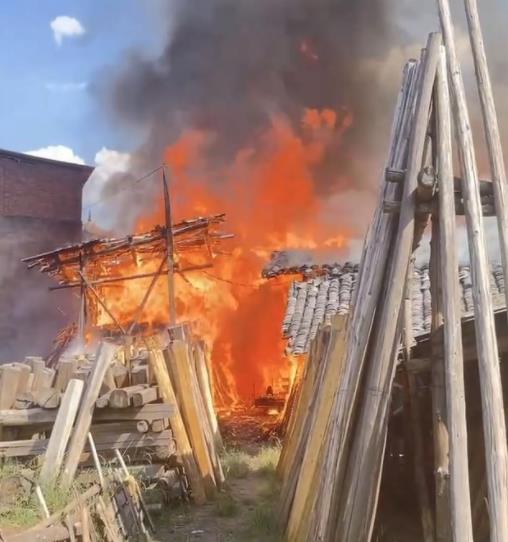 内江市市中区一木材市场发生火灾目前火灾已扑灭(图1)