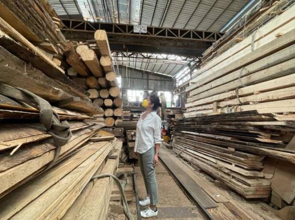 62岁钟楚红现身木材厂(图1)