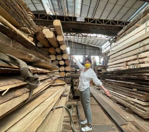 62岁钟楚红现身木材厂(图2)