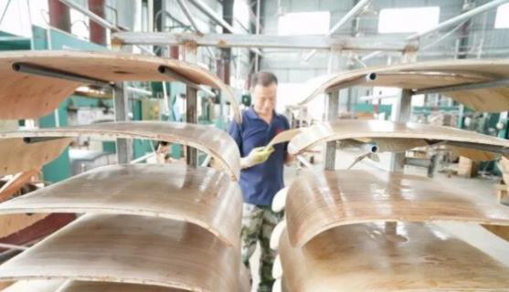 容县弯板今年产值预计60亿元(图2) 容县弯板今年产值预计60亿元(图2)