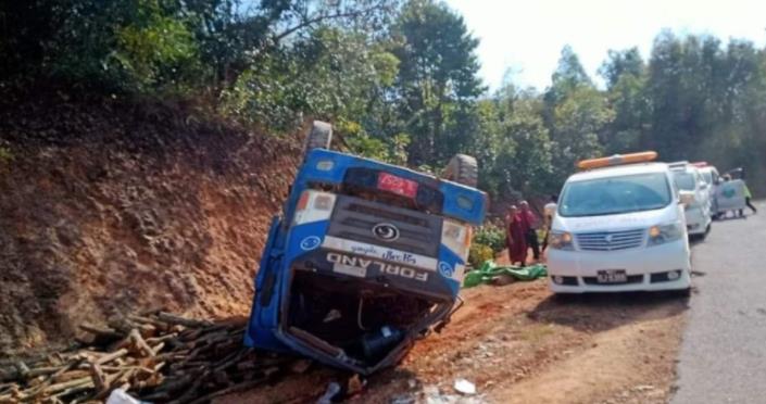 缅北皎梅一辆运木材的车发生事故，1人身亡，3人受伤(图1)