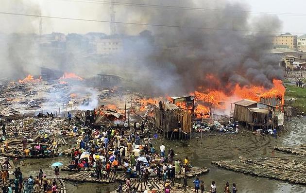 尼日利亚拉各斯最大木材市场遭遇严重火灾(图1)