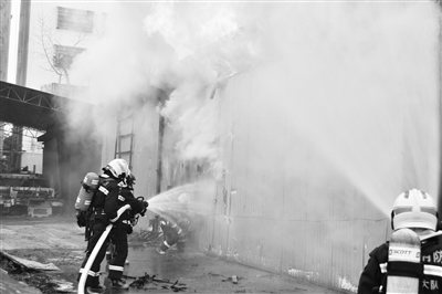 海南一木材厂烘干房突发大火(图1)