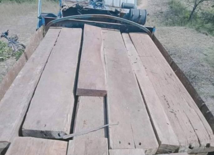 缅甸2辆车偷运非法木材,遭人民防卫军炸毁(图1) 缅甸2辆车偷运非法木材,遭人民防卫军炸毁(图1)