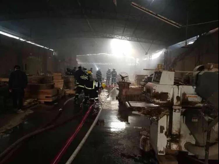 昨日东莞一家具厂着火,厂房都被烧塌了(图1) 昨日东莞一家具厂着火,厂房都被烧塌了(图1)
