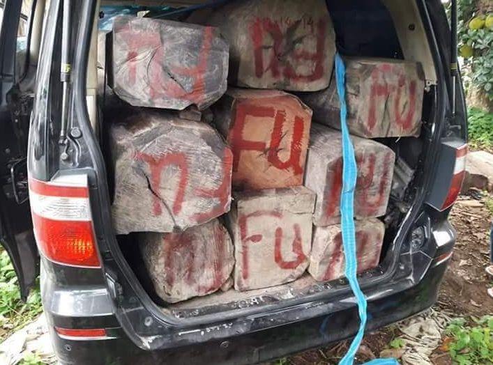 缅甸掸邦抓获一辆木材走私面包车(图2)