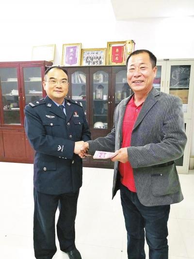 男子12年前买木材被骗走保证金 民警追回赃款(图1)
