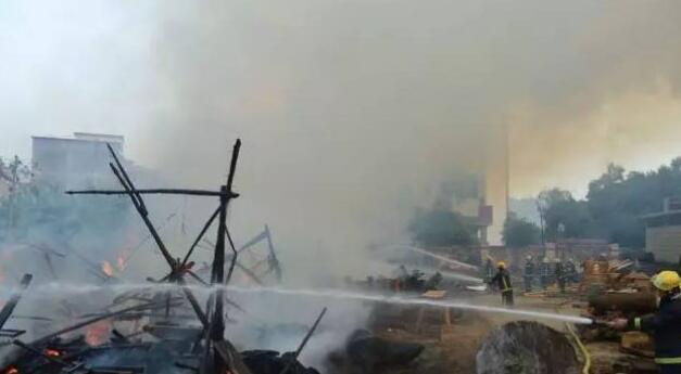 肇庆高要南岸一间木材厂着火 现场浓烟滚滚