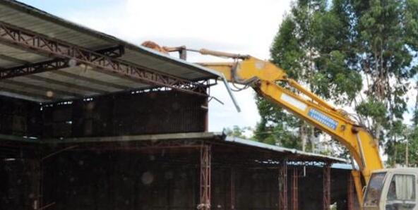 东莞：一非法经营8年的违建木材厂被依法拆除(图1)