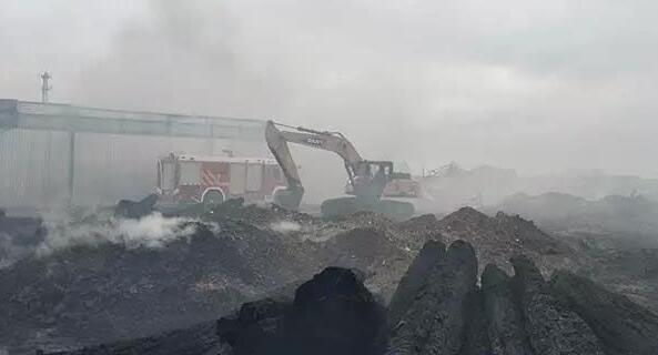 满洲里木材突发大火，火光照亮半个夜空(图4)