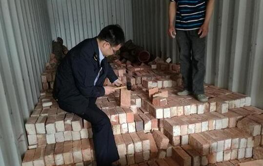 用砖头充当进境原木？休想蒙骗过关！