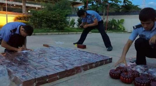 河口铁路警方查获中越边境走私蚬木制品