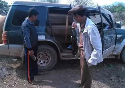 为了几根木头,他们居然连车都不要了(图2)