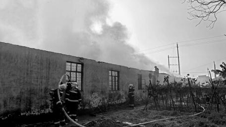 心痛！一仓库红木毁于火烛(图1)