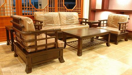     自2015年下半年以来，红木原料市场出现了数次波动。根据中国红木委发布的每月中国红木进口综合价格指数显示，自去年8月份以来，红木进口综合价格指数持续上升。红木市场上的常见材料：大红酸枝、缅甸花枝、缅甸花梨等木材价格也出现了不同程度的回升。业内人士表示，与2014年红木原材价格“顶峰”相比，如今红木原材价格在触底后慢慢回升，红木市场渐回理性。