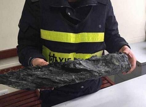     武汉地铁五号线四美新村附近挖出一块疑似天价乌木的木头。武汉收藏家协会红木专业委员会会长叶立新现场鉴定了这块木头，虽然这块木头有几千年历史，但并不是乌木，而是一块阴沉木。并且，这块木头块头小，且没有任何香味，属于常见的红椿木，并没有任何收藏价值。(来自:经视直播官方微博)