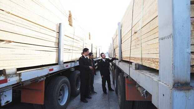    由于国外原材料价格上涨等原因，2014年1-10月，黑龙江东宁口岸板材进口数量仅为835立方米，同比锐减89.73%，为24年来最低点。 