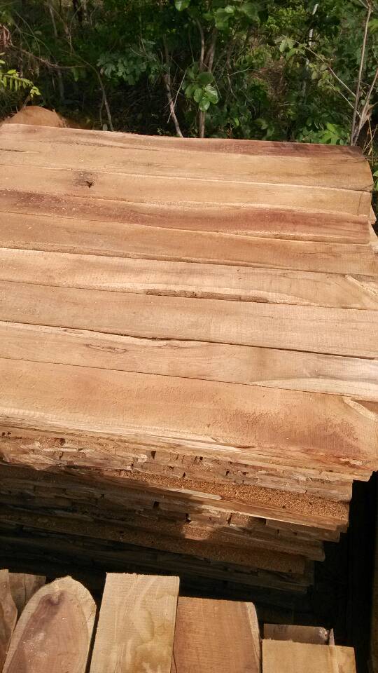 近期国内市场刺猬紫檀库存依然居高不下(图1)