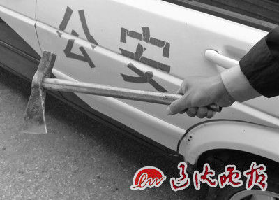 办案人员展示嫌疑人所用的斧子