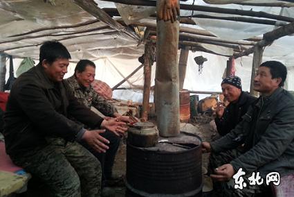 一天工作结束了，伐木工人回到工棚取暖