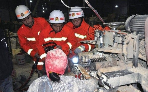 贵州黎平县一木业公司锯片卡手 女工半小时获救(图1)