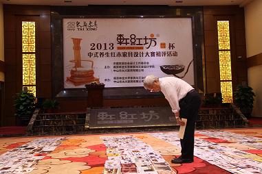 江南大学教授 张福昌仔细品评参赛作品