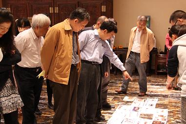 评委们在评审现场进行最终遴选