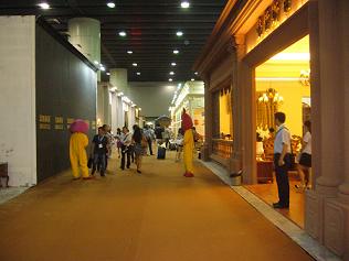 民用古典家具展区空旷的过道