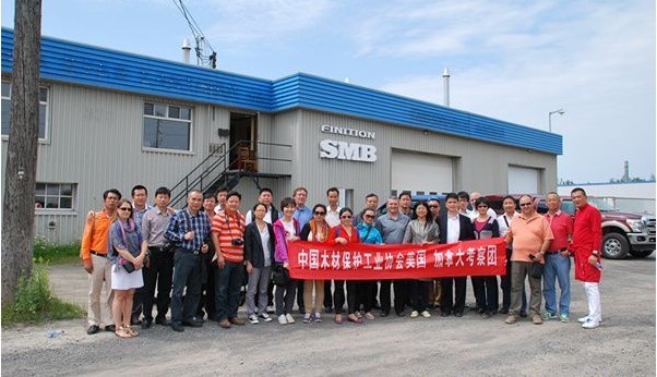 美加考察团考察SMB户外木涂刷公司 