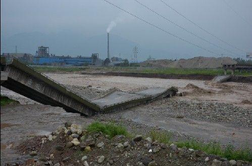 四川绵竹两大桥垮塌被曝或因木材泥沙冲击所致(图1) 四川绵竹两大桥垮塌被曝或因木材泥沙冲击所致