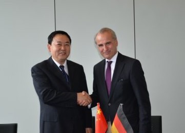 杜永胜与克莱门斯·诺依曼会谈后握手留念。