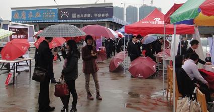 二十余家银行齐聚兴业木材市场举办融资信贷咨询活动(图1) 咨询活动现场